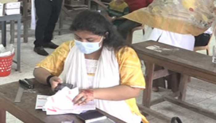 সোহরাওয়ার্দীতে টিকার দাবিতে প্রবাসীদের বিক্ষোভ