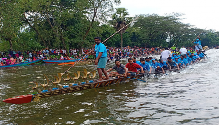 কোটালীপাড়ায় বিশ্বকর্মা পূজা উপলক্ষে নৌকা বাইচ