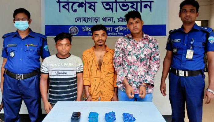 লোহাগাড়ায় ৮ হাজার পিস ইয়াবাসহ আটক ৩