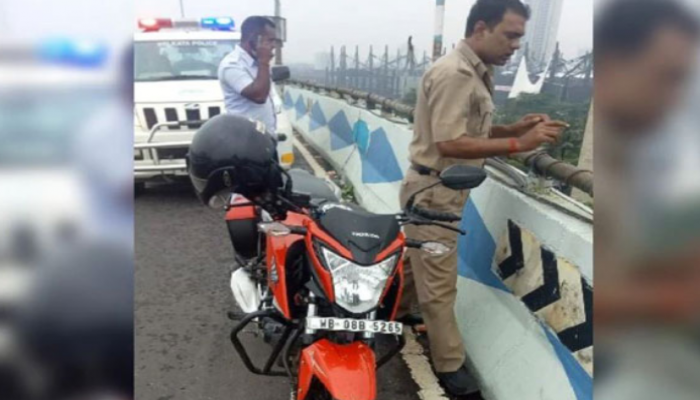 এবার আলোচিত সেই ফ্লাইওভার থেকে লাফিয়ে বৃদ্ধের আত্মহত্যা