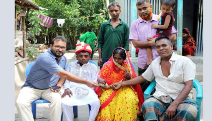 ২ মাইক্রোবাসসহ ২০টি মোটরসাইকেলে ৬০ বরযাত্রী ৩ ফুট উচ্চতার বর-কনের বিয়ে, ধুমধামের কমতি ছিল না ১ হাজার ১ টাকা কাবিন