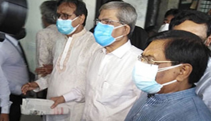 বিস্ফোরক ও হত্যাচেষ্টা মামলায় আদালতে হাজিরা দিয়েছেন মির্জা ফখরুল