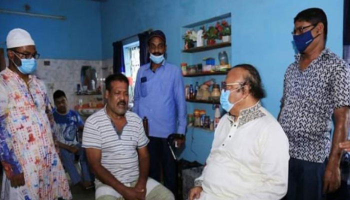 কিংবদন্তি বক্সার মোশাররফ হোসেনের পাশে দাঁড়ালেন রাসিক মেয়র
