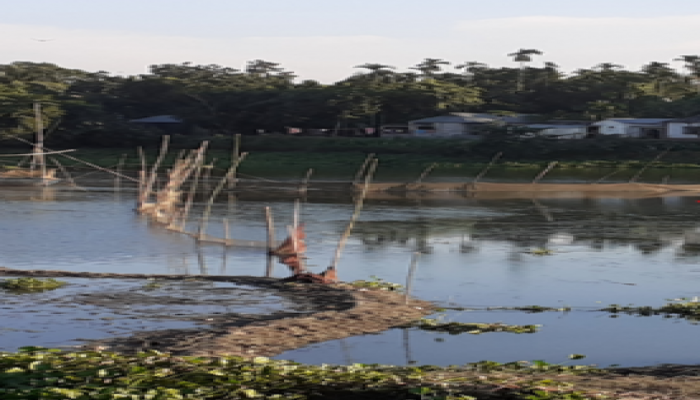 ময়মনসিংহে অবৈধভাবে বেড়া দিয়ে মাছ শিকার