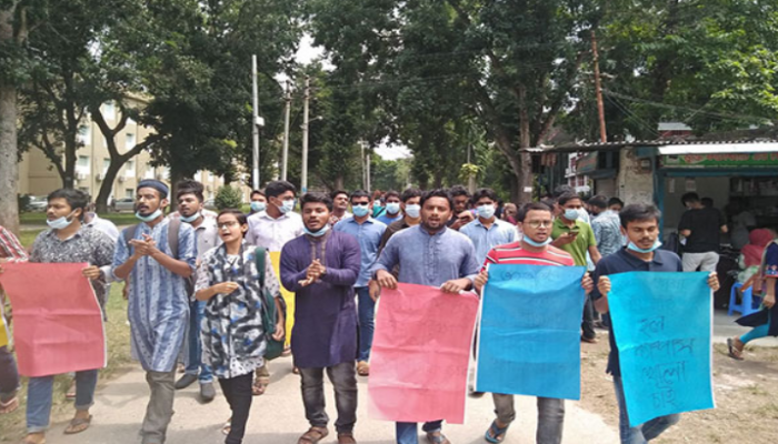 হল খোলার দাবিতে রাবিতে বিক্ষোভ
