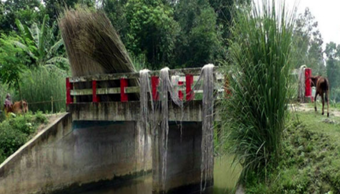 ব্রিজ আছে নেই সংযোগ সড়ক, ভোগান্তি চরমে
