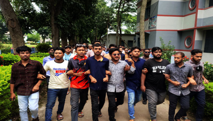আইইবির বিভিন্ন সিদ্ধান্তের প্রতিবাদে দিনাজপুরে বিক্ষোভ