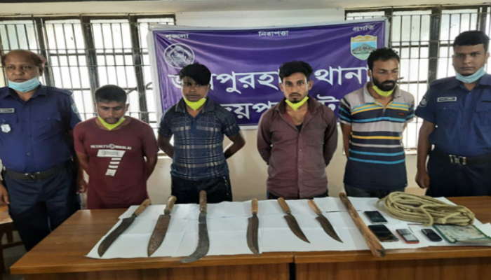 অস্ত্রসহ আন্তঃজেলা ডাকাত দলের চার সদস্য আটক