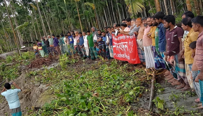 তেতুলিয়া নদীর ভাঙ্গনরোধে গ্রামবাসীর মানববন্ধন
