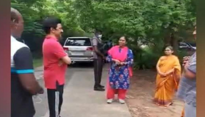 মর্নিংওয়াকে প্রশ্ন শুনে লজ্জা পেলেন তামিলনাড়ুর মুখ্যমন্ত্রী