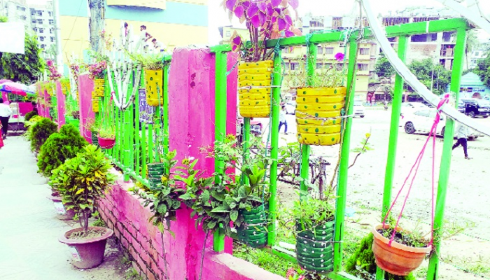 কুমিল্লা নগরীর দখলমুক্ত ফুটপাতে দৃষ্টিনন্দন ফুলের টব