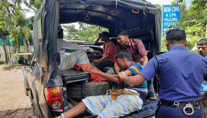 লক্ষ্মীপুরে আসামি নিয়ে যাওয়ার পথে ২ কনস্টেবল দগ্ধ
