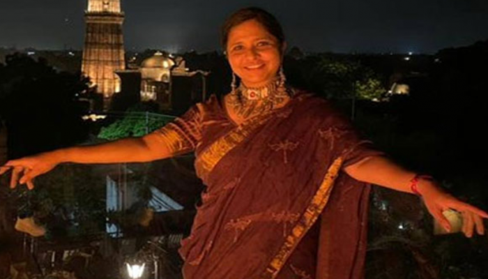 শাড়ি পরায় রেস্তোরাঁয় ঢুকতে পারলেন না সাংবাদিক
