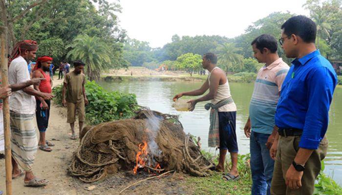 নাটোরের গুরুদাসপুরে ৩টি সুতি জাল উচ্ছেদ