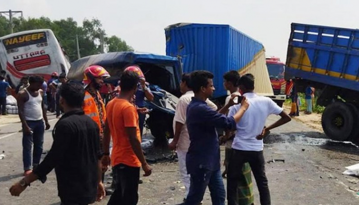 টাঙ্গাইলে বাস-ট্রাক-কাভার্ডভ্যান সংঘর্ষে ৩ জনের মৃত্যু