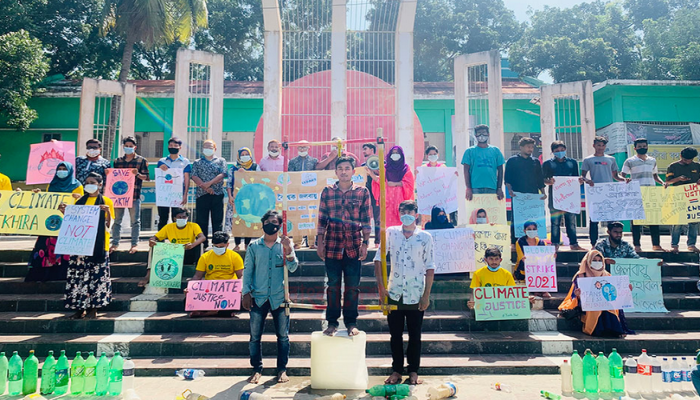 জলবায়ু সংকটের বিরূপ প্রভাব নিয়ে তরুণদের অভিনব প্রতিবাদ