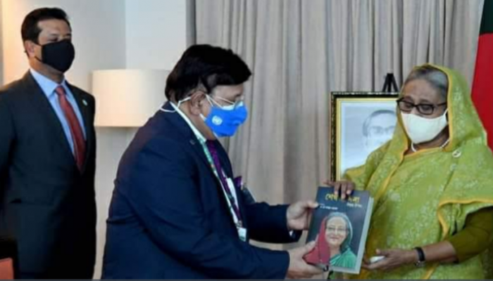 প্রধানমন্ত্রীর জন্মদিনে পররাষ্ট্রমন্ত্রীর নতুন বই ‘শেখ হাসিনা: বিমুগ্ধ বিস্ময়’