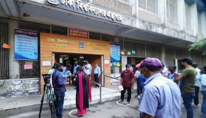 দেড় বছর পর ঢাবির লাইব্রেরিতে শিক্ষার্থীরা