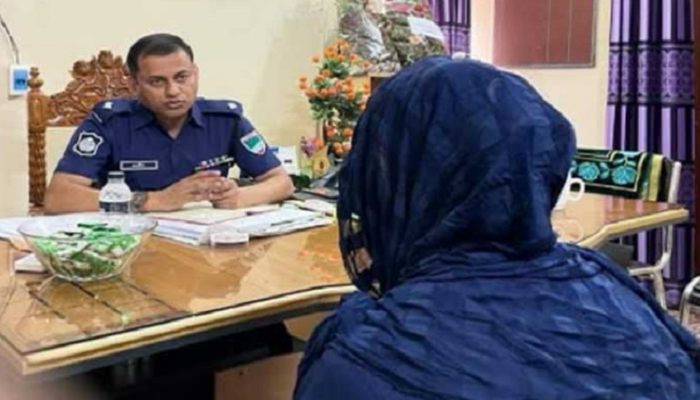 বাল্যবিয়ে রুখতে থানায় হাজির স্কুলছাত্রী