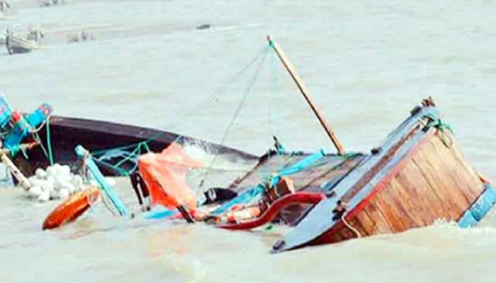 বঙ্গোপসাগরে ট্রলারডুবির ঘটনায় তিন জেলের মৃতদেহ উদ্ধার