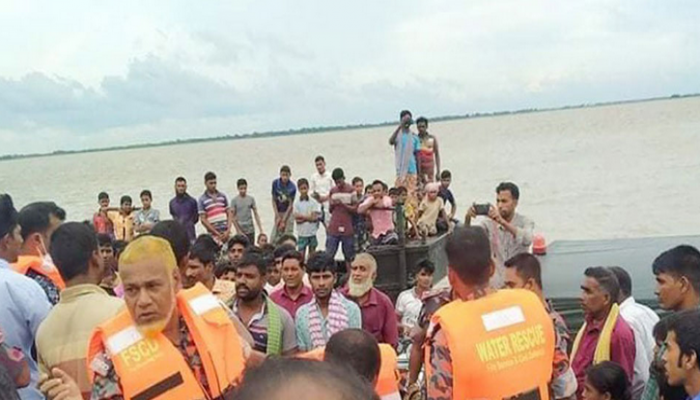 শিবগঞ্জে পদ্মায় নৌকা ডুবি; তীব্র স্রোতে উদ্ধার কাজ ব্যাহত