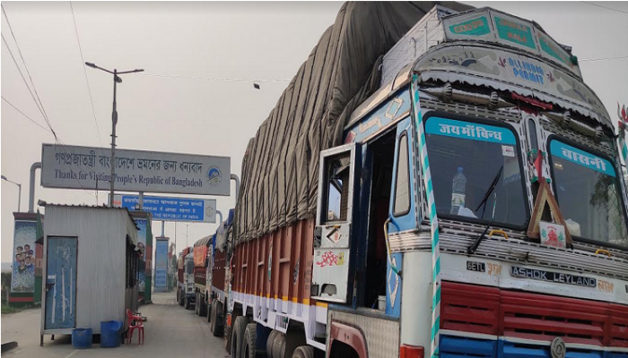 বেনাপোল বন্দরে আটকা রপ্তানি পণ্যবোঝাই দেড় হাজার ট্রাক