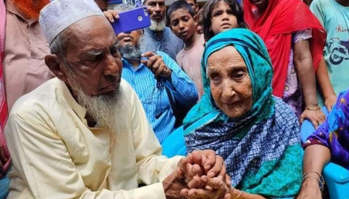 ফেসবুকের কল্যাণে ৭০ বছর পর হারানো ছেলে মায়ের কোলে