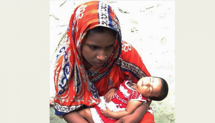পদ্মায় নৌকাডুবি: বস্তা ধরে ৪ মাসের শিশুসহ ভেসে ছিলেন সাবানা