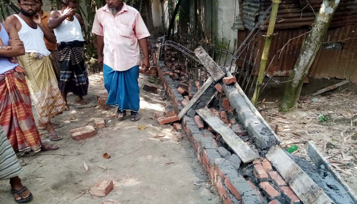 ফুলবাড়ীতে জমি নিয়ে বিরোধের জেরে প্রতিপক্ষের হামলায় ৩ জন আহত