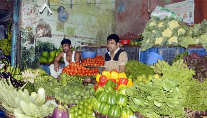 ঝাল বেড়েছে কাঁচা মরিচের, ডিমে স্বস্তি
