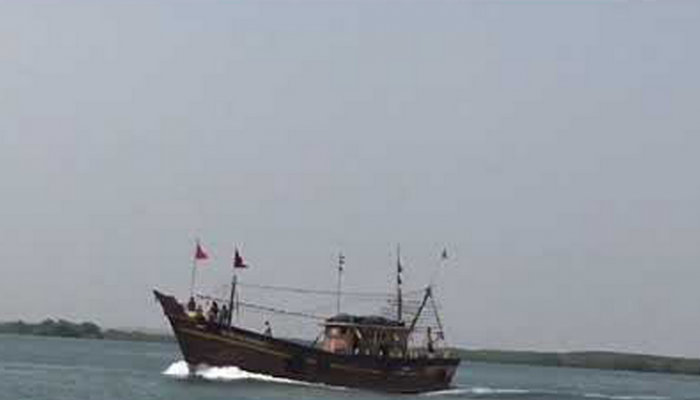 বঙ্গোপসাগরে দুই ট্রলারসহ ৩২ জেলে নিখোঁজ