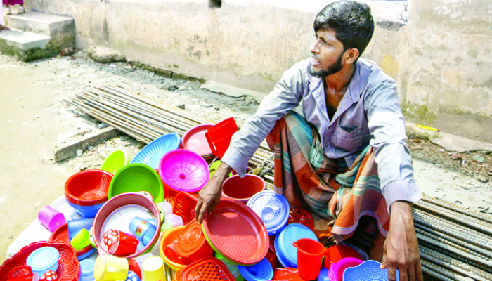 পেশা বদলে ঘুরে দাঁড়ানোর চেষ্টা