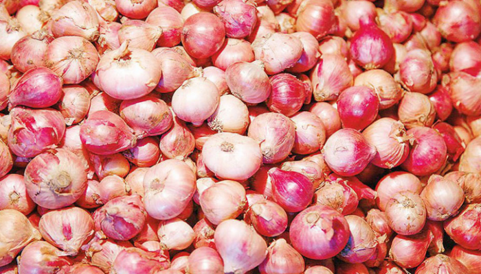 হঠাৎ ঊর্ধ্বমুখী পেঁয়াজ-কাঁচামরিচের বাজার