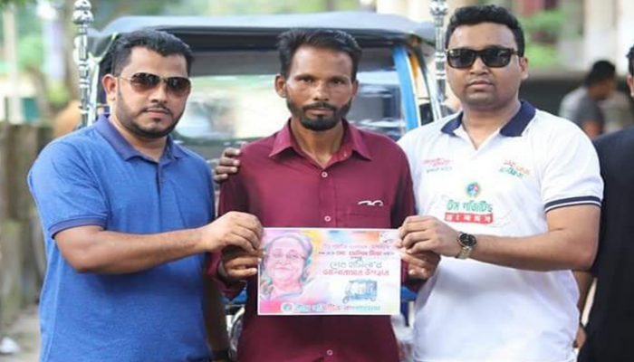 আখাউড়ায় দুঃস্থ ছাত্রলীগ কর্মীকে অটোরিকশা উপহার