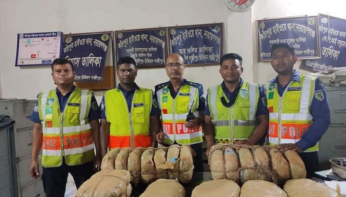 ঢাকা-চট্টগ্রাম মহাসড়কে ৩৮ গাঁজাসহ পিকআপ আটক