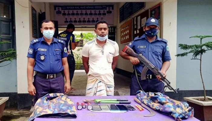পুলিশের পোশাক পরে মোটরসাইকেল ছিনতাই