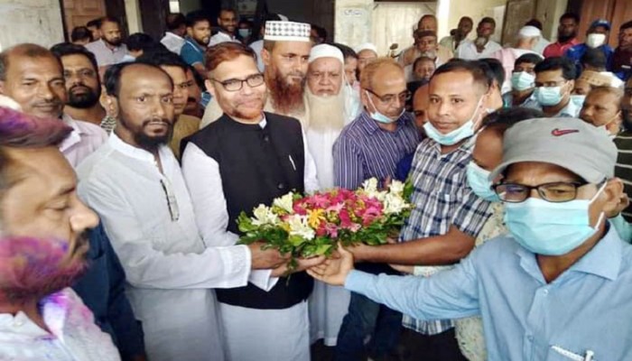 নির্বাচনে বিজয়ী হয়েও এক বছর পর দায়িত্ব নিলেন চেয়ারম্যান