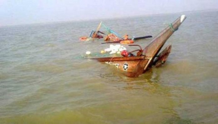 চোরাবালিতে পর্যটকবাহী ট্রলার