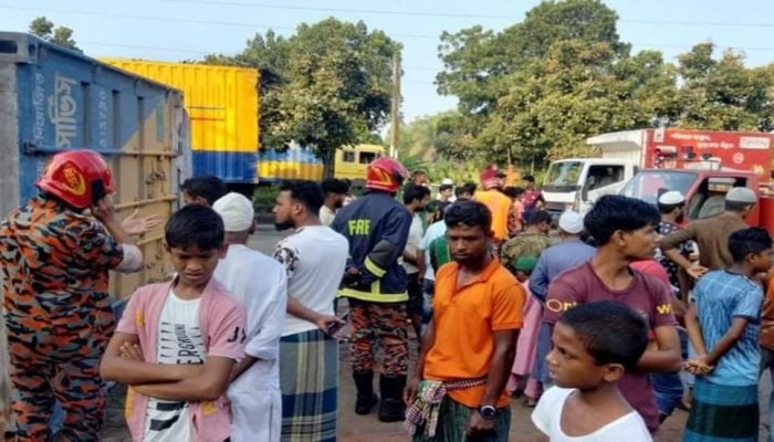 দাঁড়িয়ে থাকা অটোরিকশায় কাভার্ডভ্যানের ধাক্কা, চালকসহ নিহত দুই