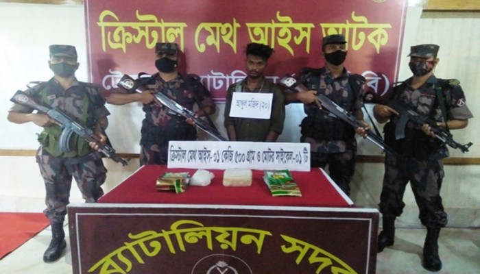 টেকনাফে ক্রিস্টাল মেথ আইসসহ মাদক ব্যবসায়ী আটক