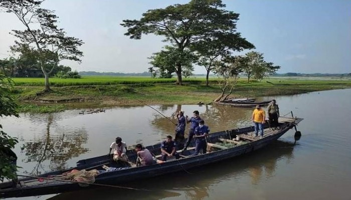 নেত্রকোনায় অবৈধ এক হাজার মিটার জাল জব্দ, আটক ২