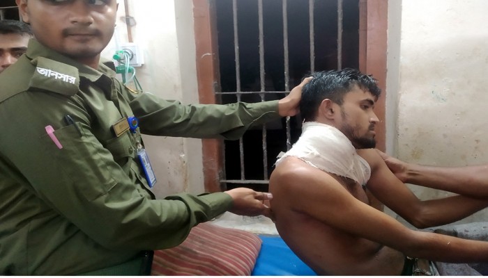 আনসার সদস্যকে ছুরিকাঘাত করে টাকা ছিনতাই