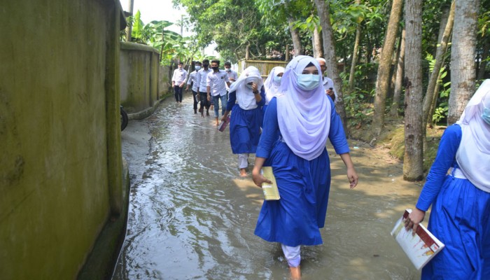 জলাবদ্ধ স্কুলের প্রবেশ পথ, চর্মরোগে আক্রান্ত শিক্ষার্থীরা
