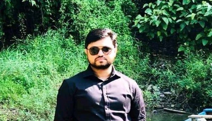 বাসের জানালায় ট্রাকের চাপে হাত বিচ্ছিন্ন বাকৃবি শিক্ষকের