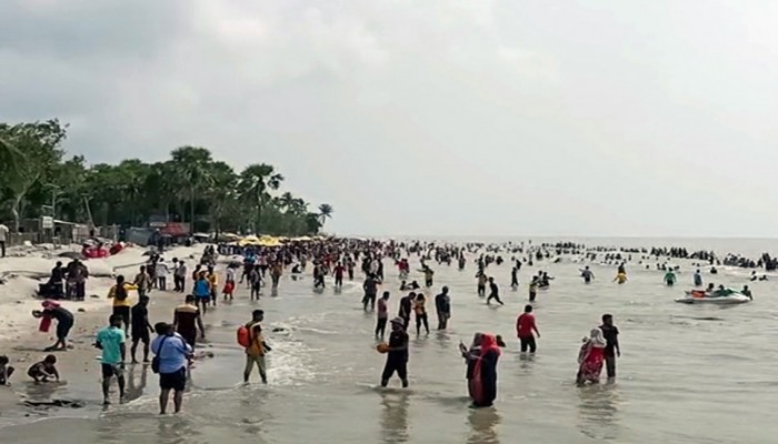 পর্যটকদের পদচারণায় মুখরিত সূর্যাস্তের বেলাভূমি