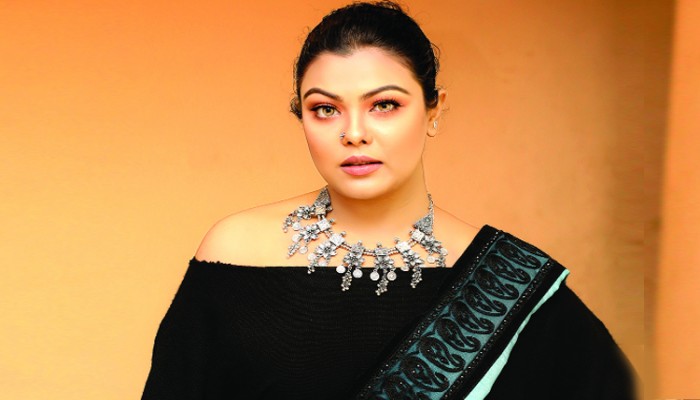 অনেক মাধ্যমের ত্রয়ী
