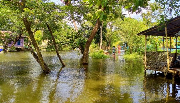 ভবদহ এলাকায় পানিতে ভাসছে ৮০ গ্রাম