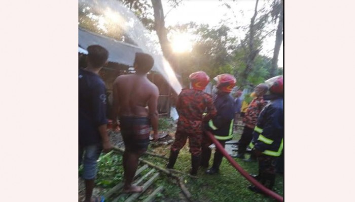 কিশোরগঞ্জে আগুনে পুড়ল দিনমজুরের দুই ঘর