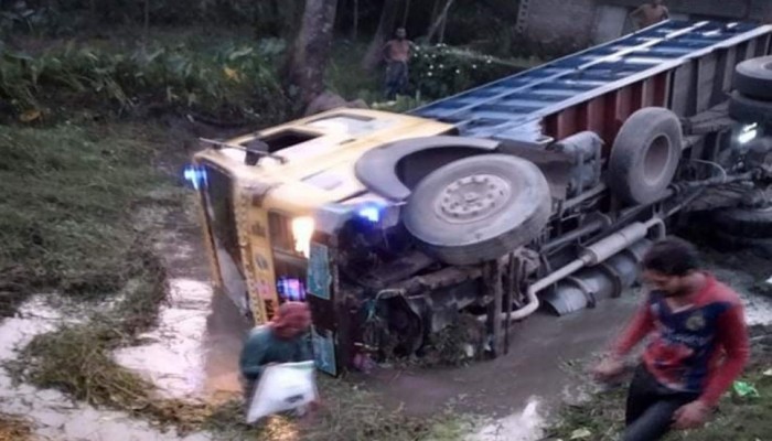 ময়মনসিংহে ট্রাক খাদে, আহত ৩ ময়মনসিংহে ট্রাক খাদে, আহত ৩