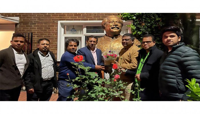 বঙ্গবন্ধুর ভাস্কর্যে শ্রদ্ধা জানালেন বাংলাদেশি বংশোদ্ভূত স্কটিশ এমপি